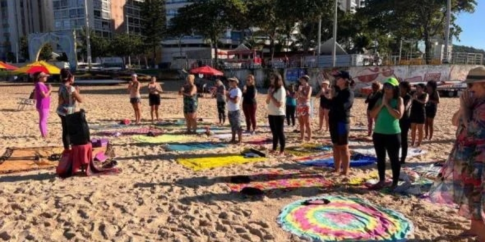 Estão abertas inscrições para aulas gratuitas de ioga na Praia da Costa