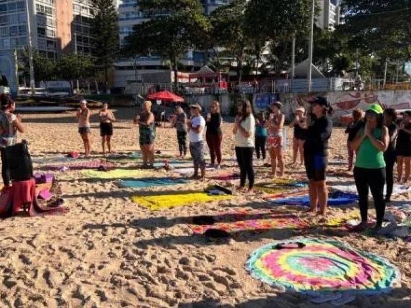 Estão abertas inscrições para aulas gratuitas de ioga na Praia da Costa